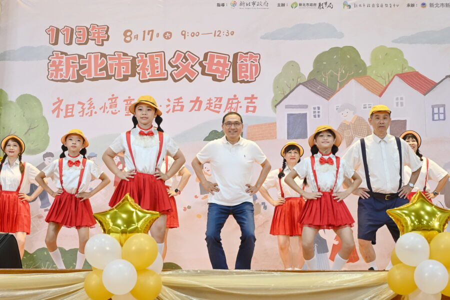 圖/侯友宜與祖孫一起跳新舊式健康操。(新北市政府新聞局提供)