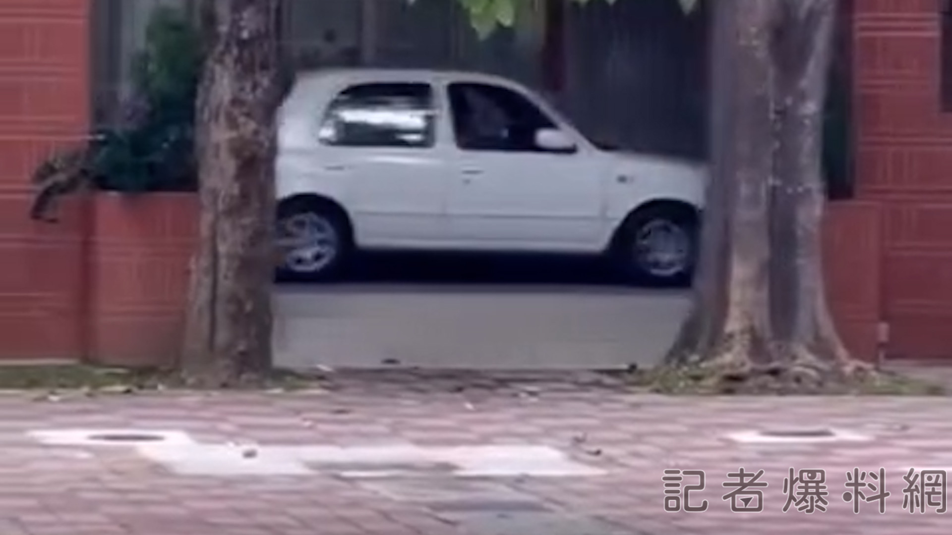 ▲把車開進校園走廊,不把學生生命看眼裡(圖/翻攝畫面)