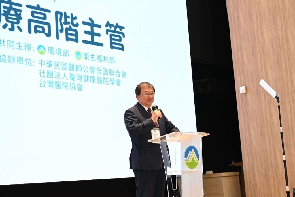 衛生福利部邱泰源部長表示透過永續獎項及標竿學習，讓醫療產業共同邁向環境永續（圖：環境部）