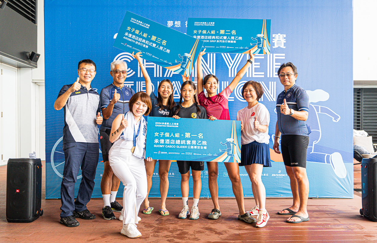 ▲女子個人組前三名,從左到右頒獎嘉賓分別為高雄市運動發展局長侯尊堯、106 Clubhouse佰勁國際股份有限公司董事長胡湘麒、承億酒店總經理洪若宸、承億集團副董事長戴淑玲、台灣自行車騎士協會前任理事長董俊仁。(圖/承億酒店提供)