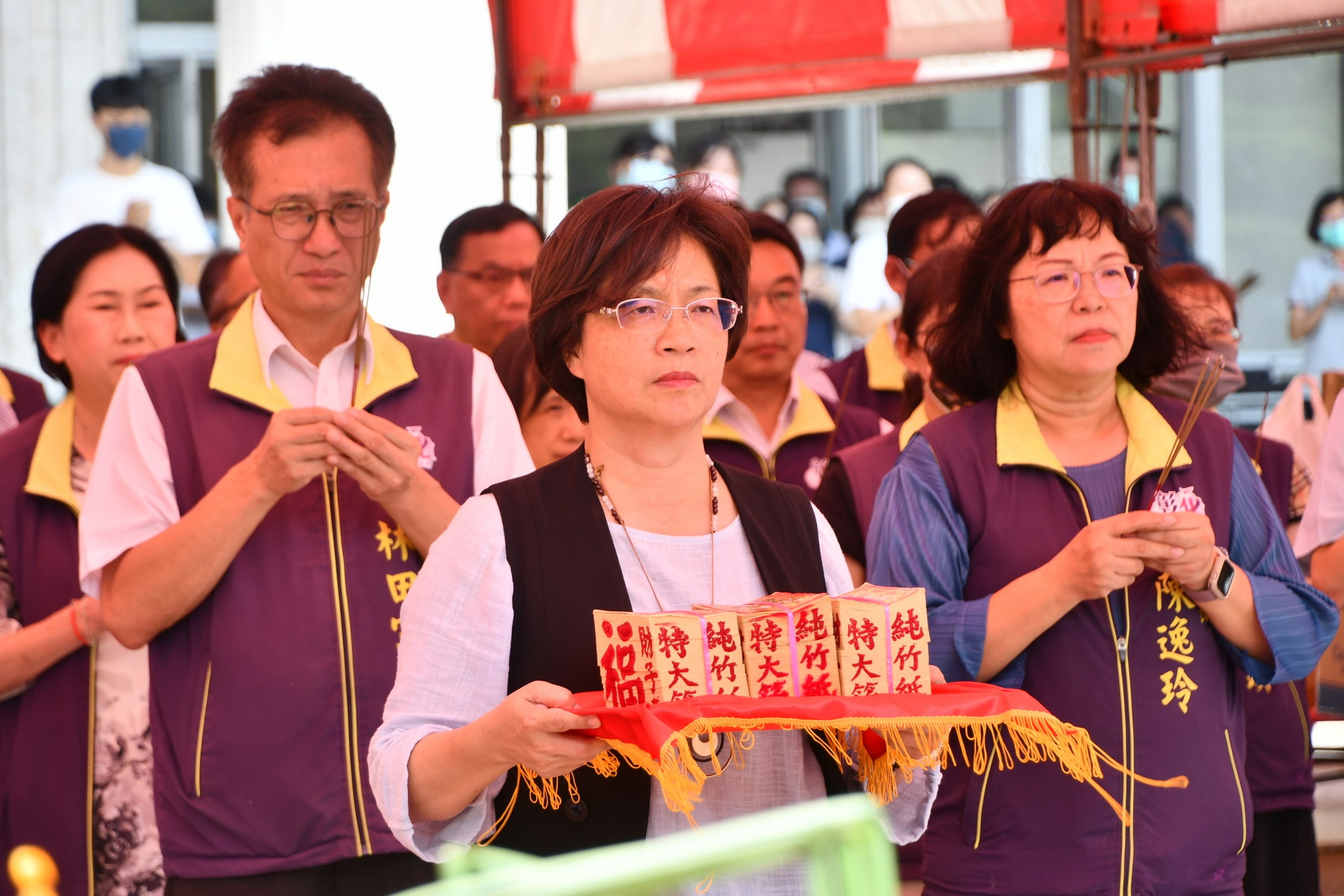 ▲正值農曆7月半,許多廟宇及民眾都會準備供品祭祀。(記者張溎壕攝)