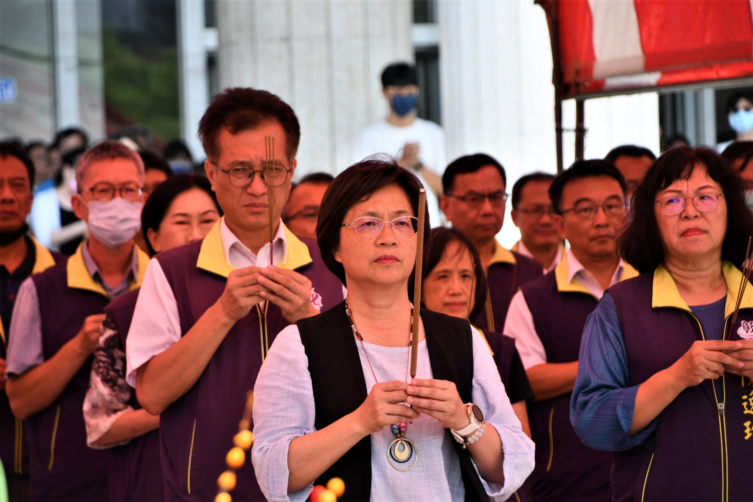 ▲正值農曆7月半，許多廟宇及民眾都會準備供品祭祀。（記者張溎壕攝）