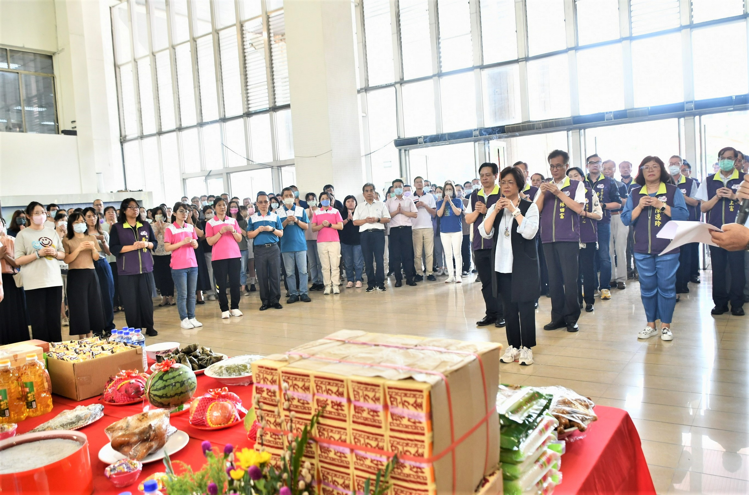 ▲正值農曆7月半，許多廟宇及民眾都會準備供品祭祀。（記者張溎壕攝）