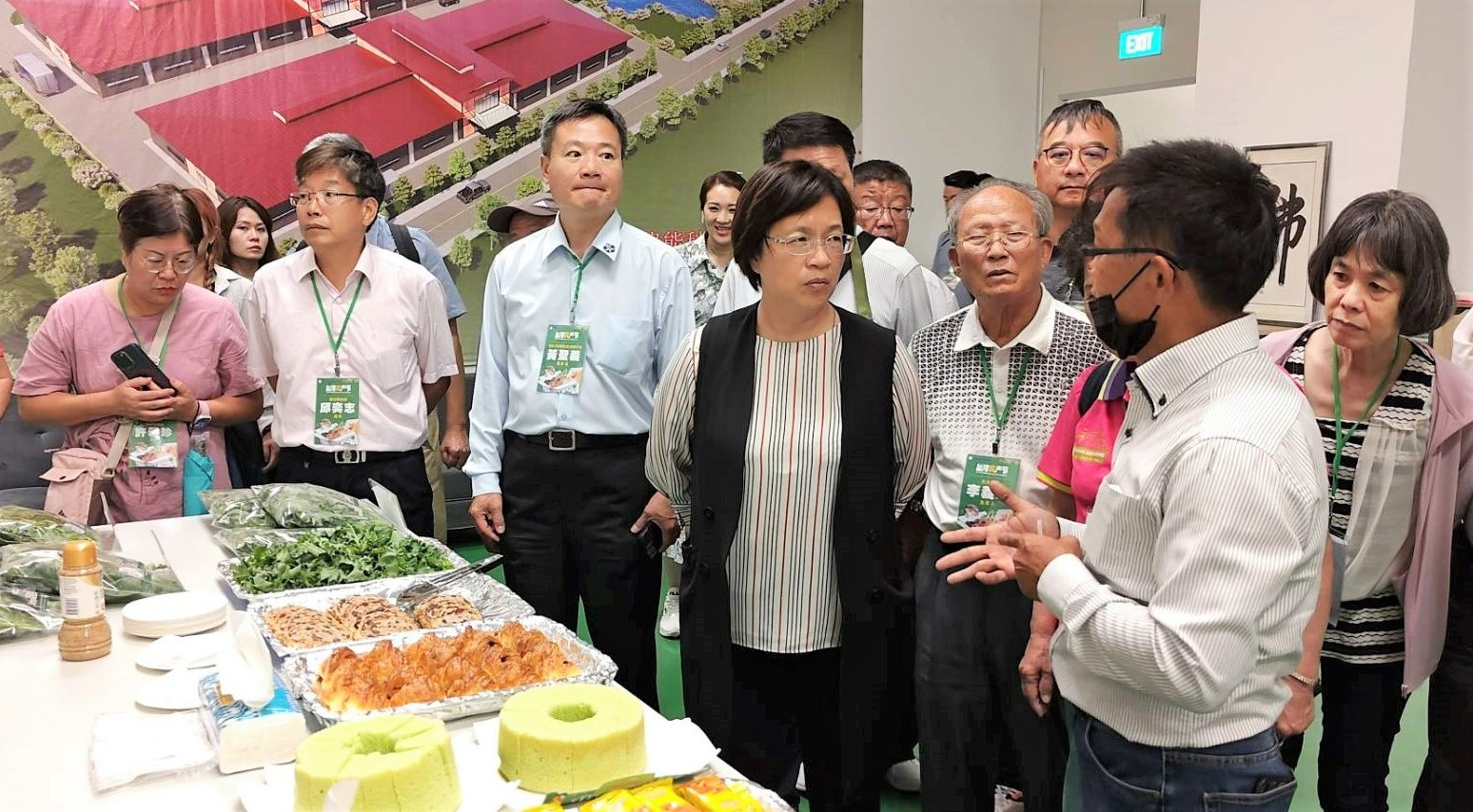 ▲彰化縣長王惠美新加坡取經，參觀全球首創的智慧植物工廠，結合AI技術種植無毒蔬菜，有望解決全球糧食危機。（彰化縣政府提供）