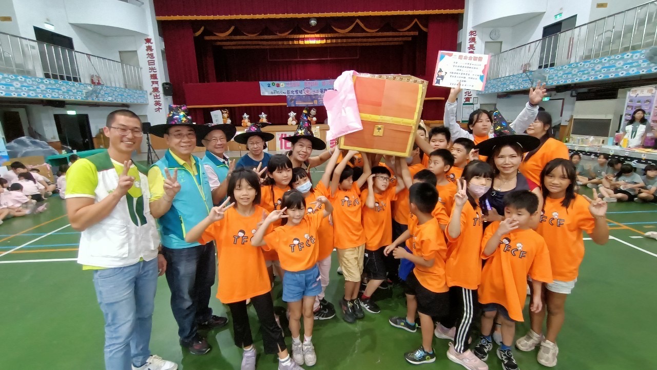 ▲2024矽品助學．夢想啟程獎助學金頒獎及彰化家扶愛的循環~暑期課輔安親班結業成果發表會，家扶兒用學習成果來回報。（記者張溎壕攝）