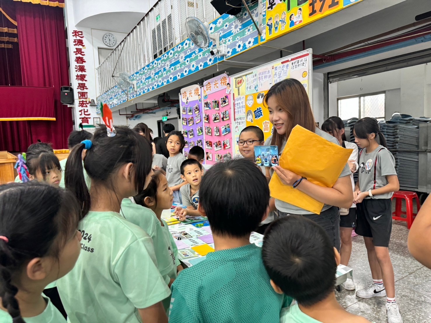 ▲2024矽品助學．夢想啟程獎助學金頒獎及彰化家扶愛的循環~暑期課輔安親班結業成果發表會，家扶兒用學習成果來回報。（記者張溎壕攝）