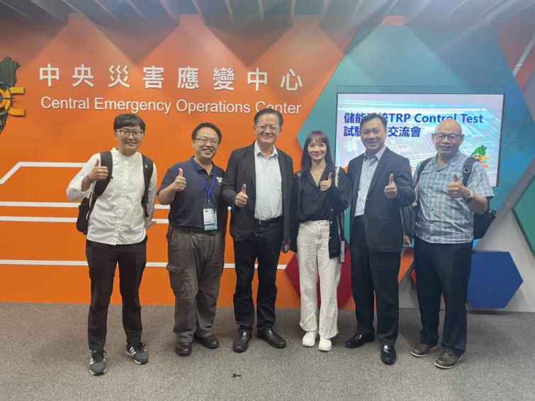 ▲內政部消防署署長蕭煥章(左三)與大葉大學消防學程團隊合影。（大葉大學提供）