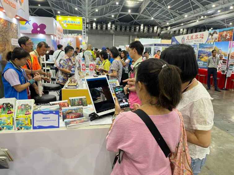 ▲新加坡秋季旅展開跑，嘉義縣向遊客推廣國際知名景點「阿里山」，更力推「鄒族原民文化」。（嘉義縣政府提供）