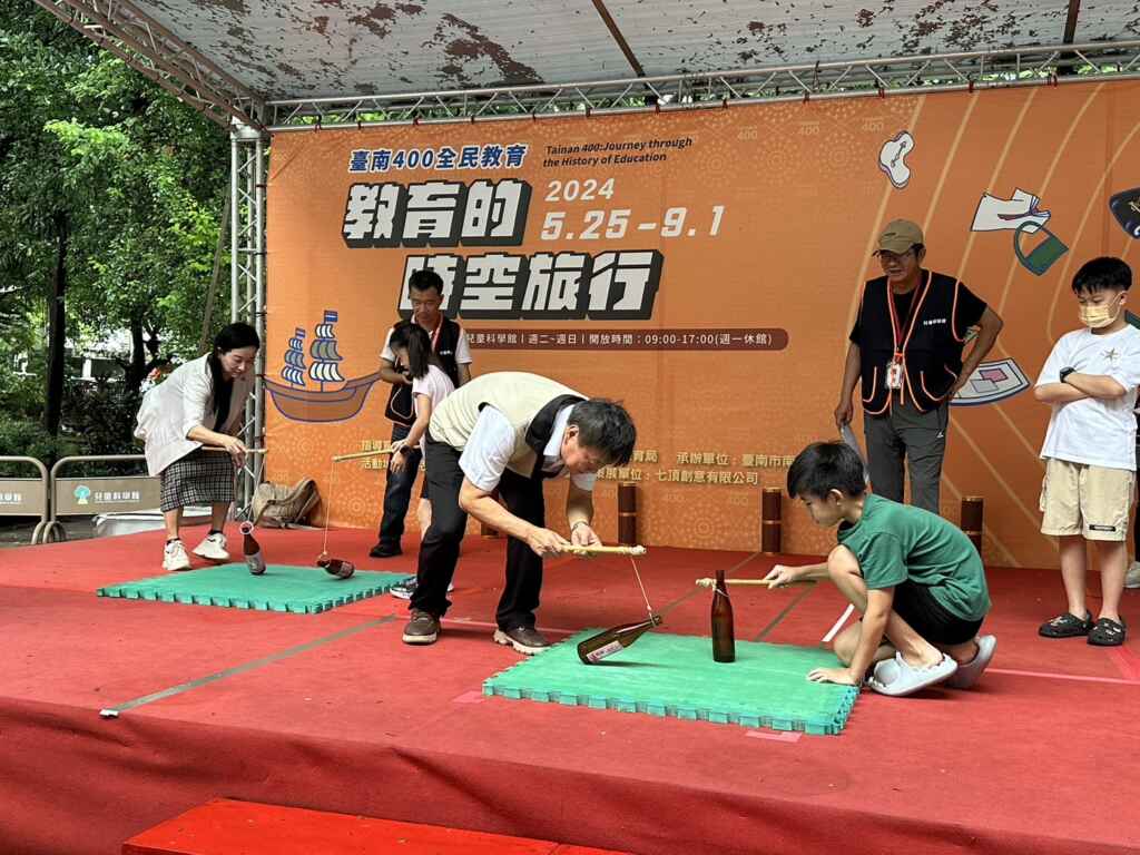 ▲「臺南愛學習!科學跳一夏」活動,透過寓教於樂的過程,增進親子間的感情,傳承上一個世代童玩的的回憶與智慧。(臺南市政府提供)