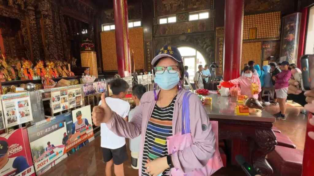 ▲「麟洋配」在巴黎奧運奪下羽球男雙金牌,彰化縣埔鹽鄉順澤宮為了分享這份喜悅,特別製作了5000頂麟洋配冠軍帽,吸引大批民眾排隊領取,希望能擁有這頂象徵著台灣羽球男雙金牌榮耀的帽子。(記者林明佑攝)