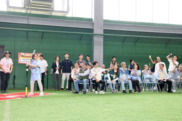 ▲台灣女子棒球運動推廣協會辦理2024台灣女子棒球聯賽，於台南亞太棒球訓練中心開幕，副總統蕭美琴與台南市長黃偉哲到場參與開球，為女性棒球選手打氣加油。（臺南市政府提供）