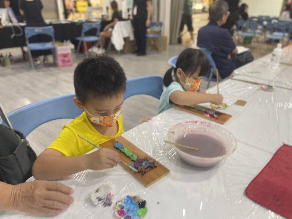 彩繪技藝親子DIY搭配龍年提供龍造型木頭，供參與者在表面上色