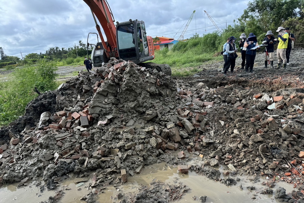 租漁塭非法填廢土 南檢聲押3人 232 租漁塭非法填廢土 南檢聲押3人 231