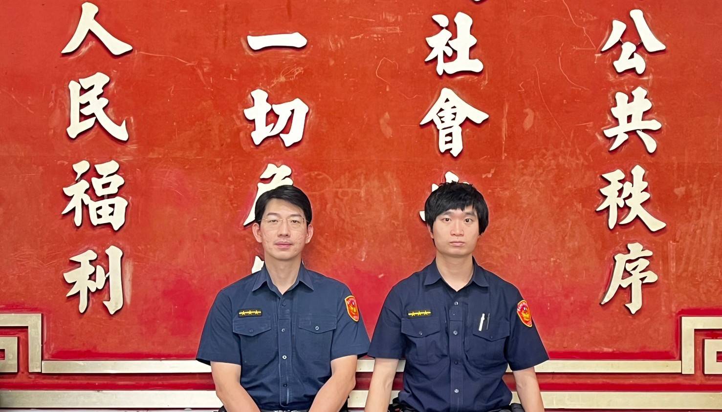 萬芳派出所警員劉宗文(圖左)、陳致瑋(圖右)在新店區復興路與中正路口發現迷途的吳姓男子,將其帶返派出所,並通知家屬接回。(記者 黃荷琇翻攝)