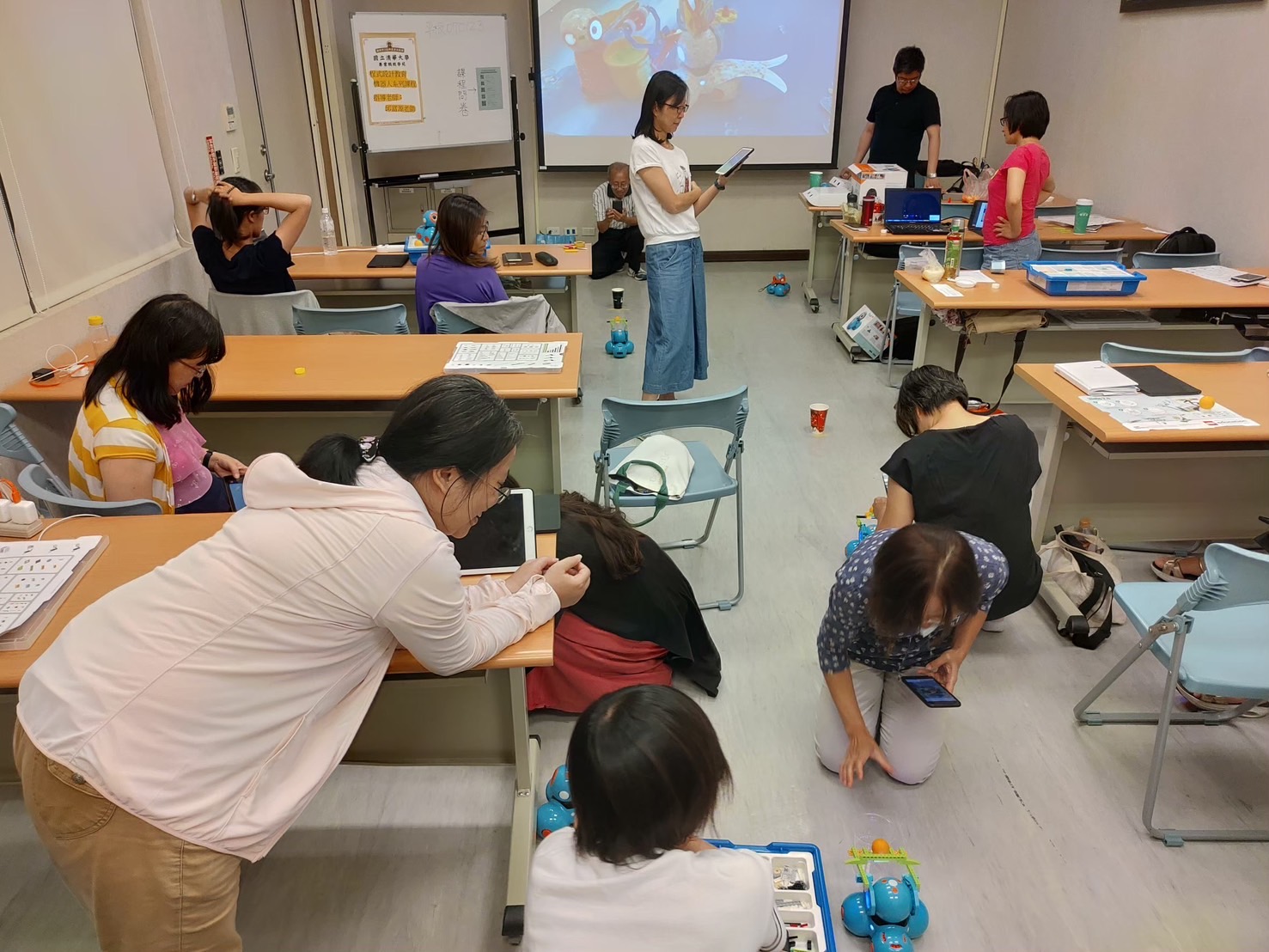 AI機器人AR影像辨識感應器操控練習。(圖/記者林照東翻攝)