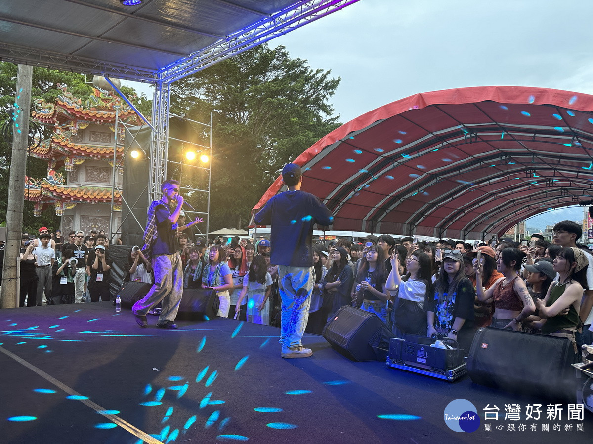 入夜嘻哈演唱會人潮湧入會場。(記者扶小萍攝)