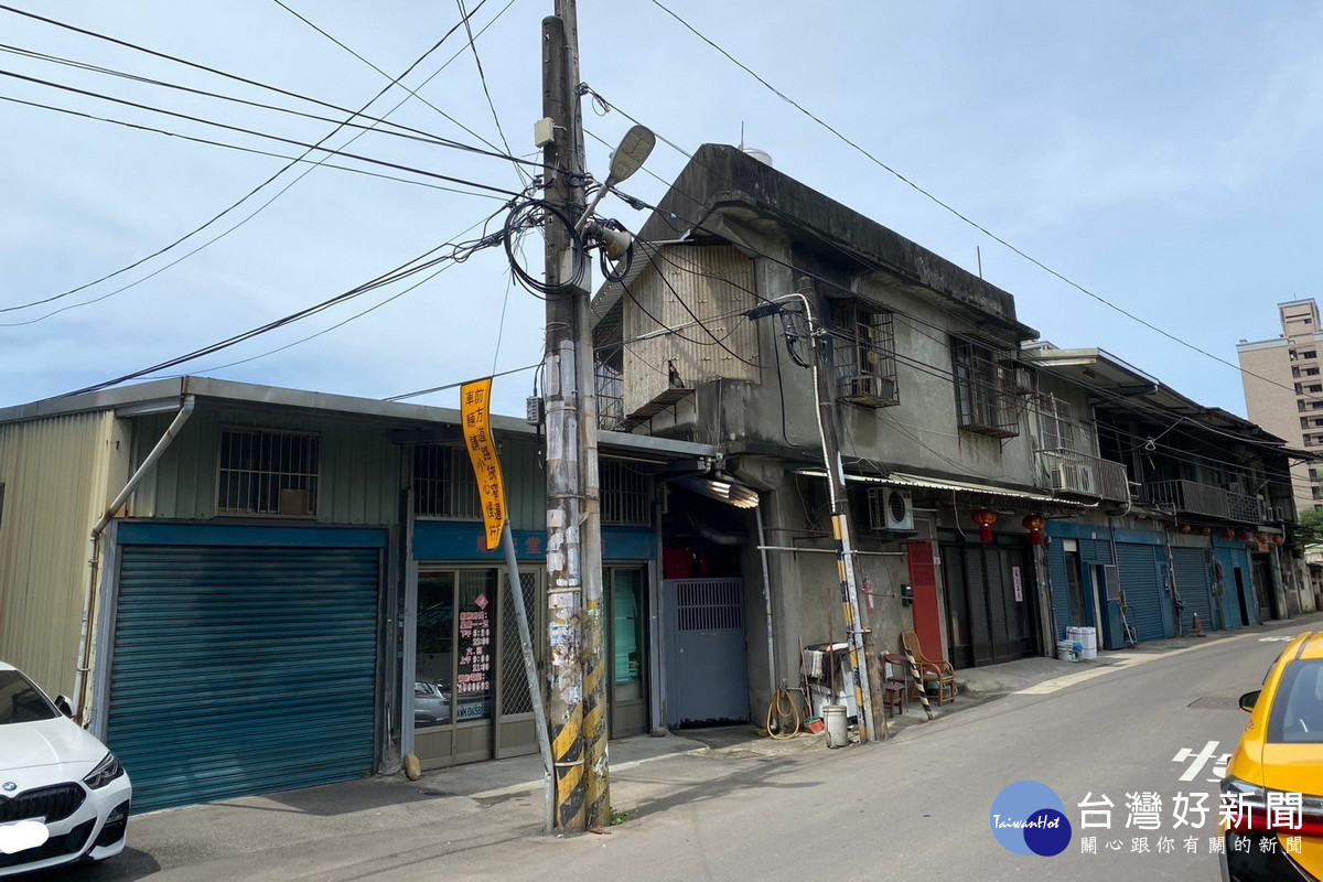 現況道路狹窄房舍老舊。<br /><br />