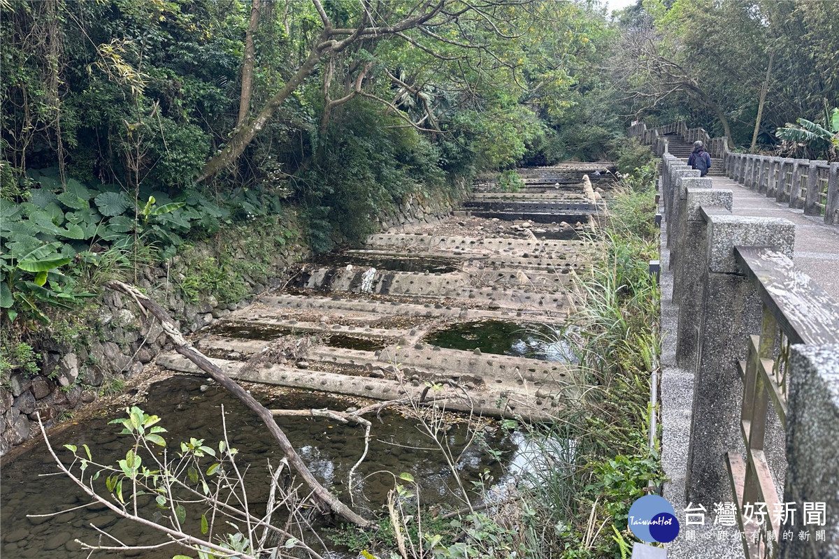 草嶺溪水環境營造工程施工前固床工(棲地破碎) 。<br /><br />