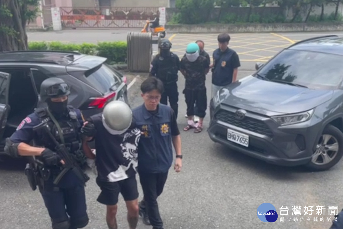 嘉義縣警方在彰化縣芬園鄉某日租套房，查獲脫逃的曾姓通緝犯（前）及接應的劉嫌／陳致愷翻攝