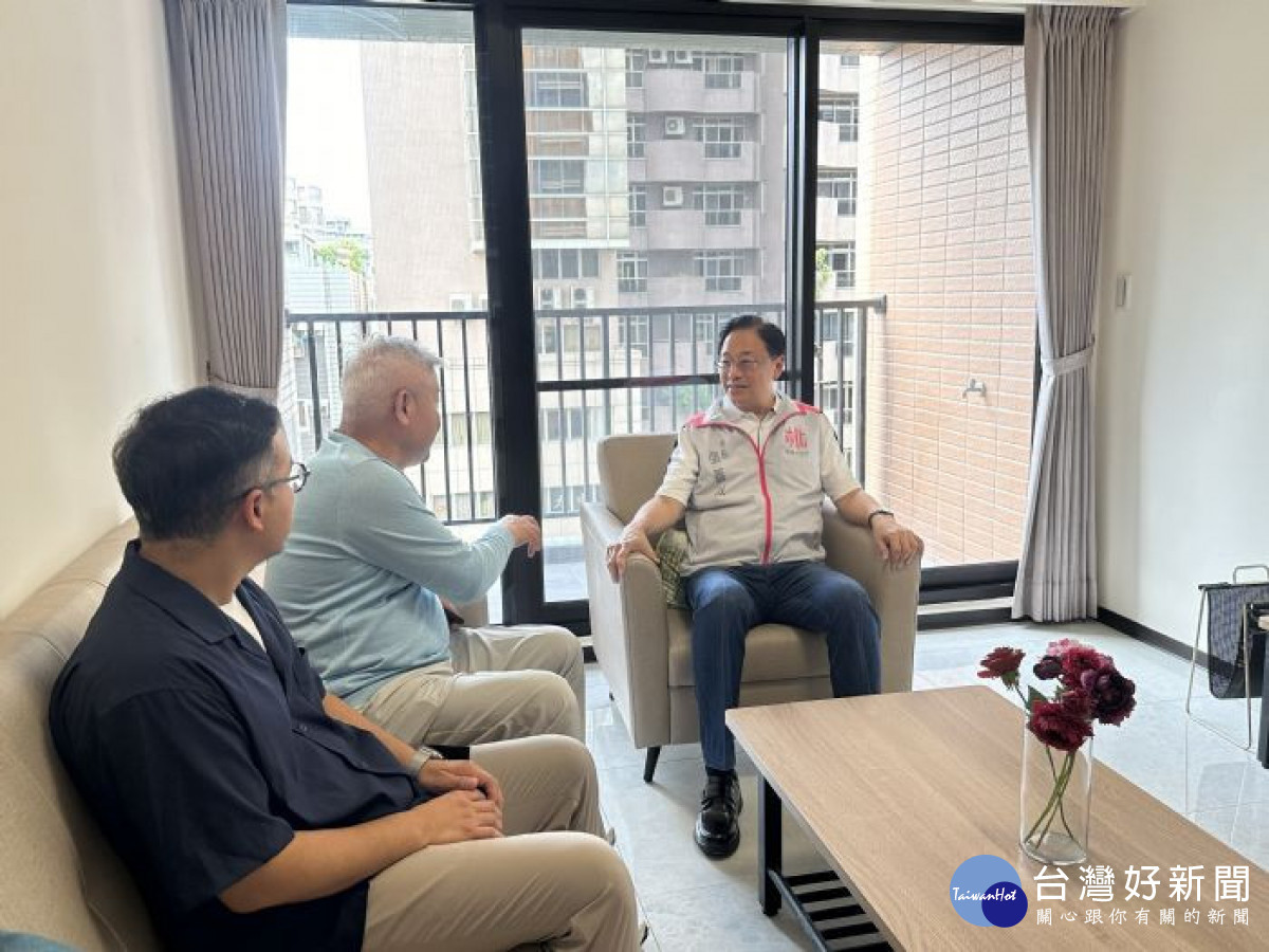 市長開箱桃園首件公辦都更社宅實品屋。