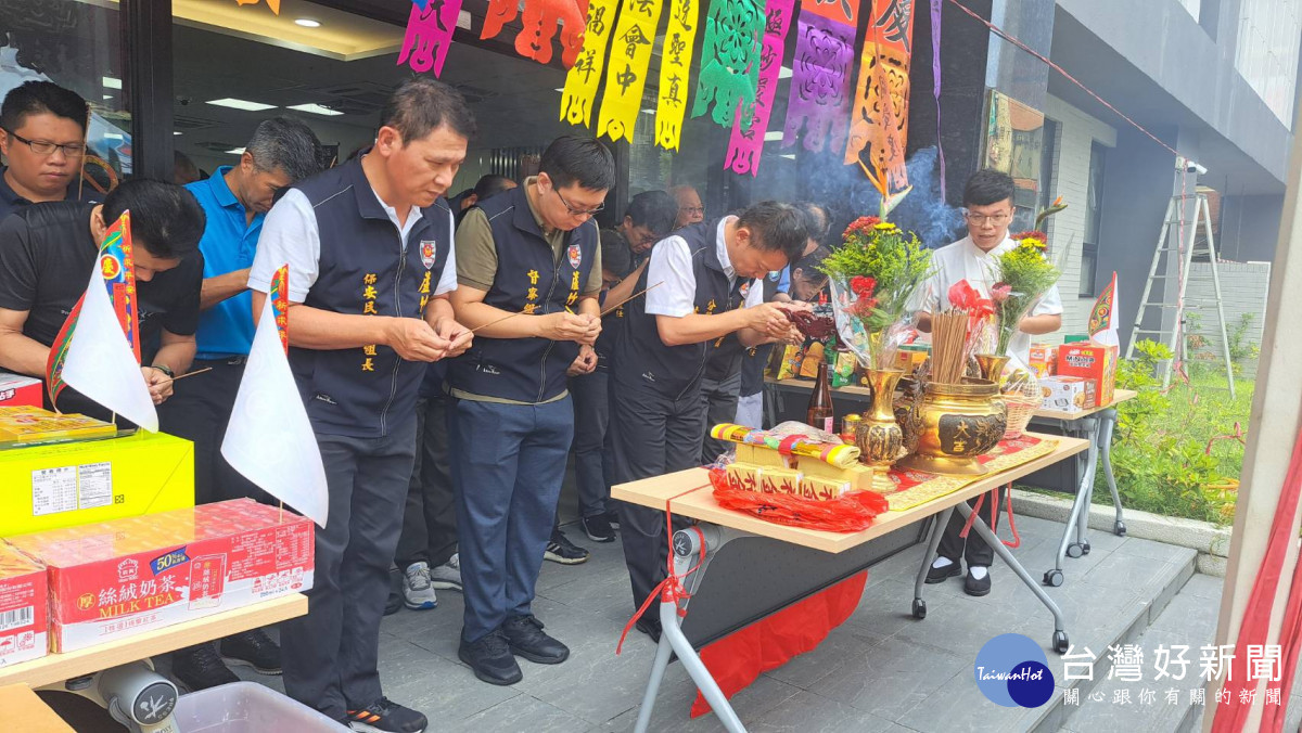 分局長林鼎泰率全體同仁，祭拜天地鬼神，期盼轄區治安良好、交通順暢、民眾出入平安。