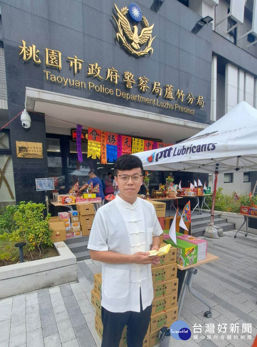 蘆竹分局行政組的呂承叡,利用其豐富經驗,協助主持祭典事宜。