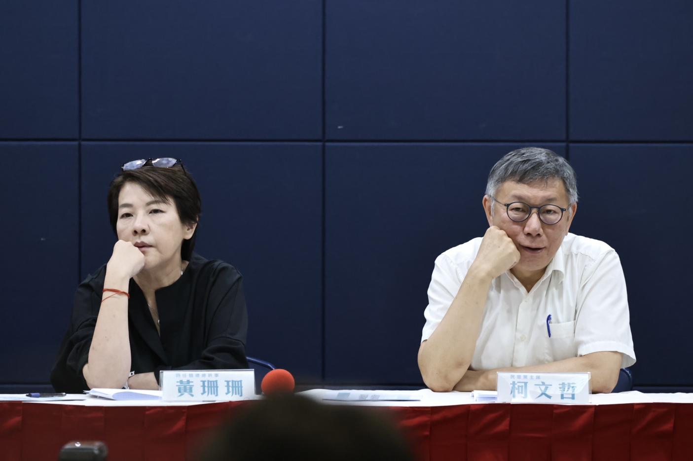 民眾黨主席柯文哲(右)要時任競總的總幹事黃珊珊(左)負責善後小組,定期公布查帳進度。資料照片/林啟弘攝