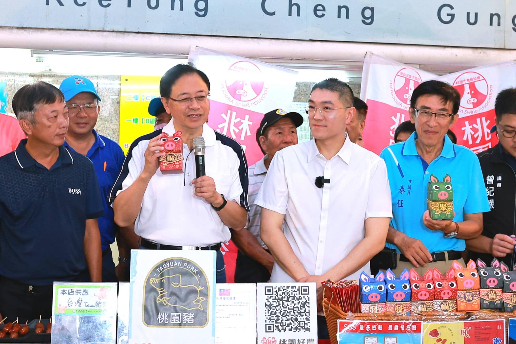 桃園市長張善政(左2)在18日與基隆市長謝國樑(右2)合體,呼籲民眾投下「不同意罷免」票。翻攝謝國樑臉書