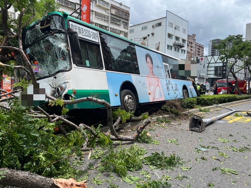 ▲新北市蘆洲區集賢路,今(18)日12時許傳出公車自撞路樹事故。(翻攝畫面)