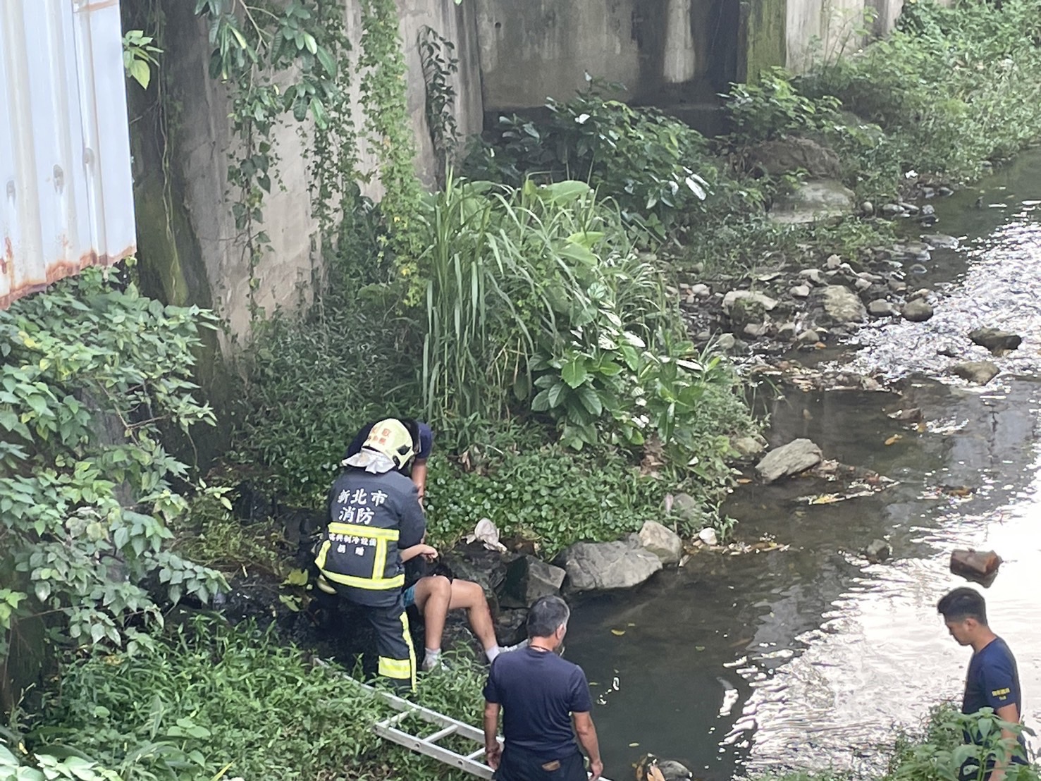 ▲新北市鶯歌區大湖路今(18)日16時許傳有機車騎士自撞墜橋。(翻攝畫面)