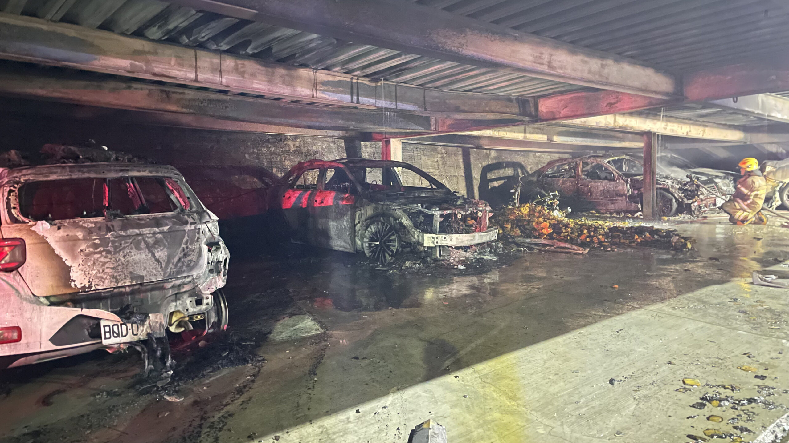 ▲永康停車場火警,造成現場7汽機車燒毀(圖/記者王俊勝 拍攝)