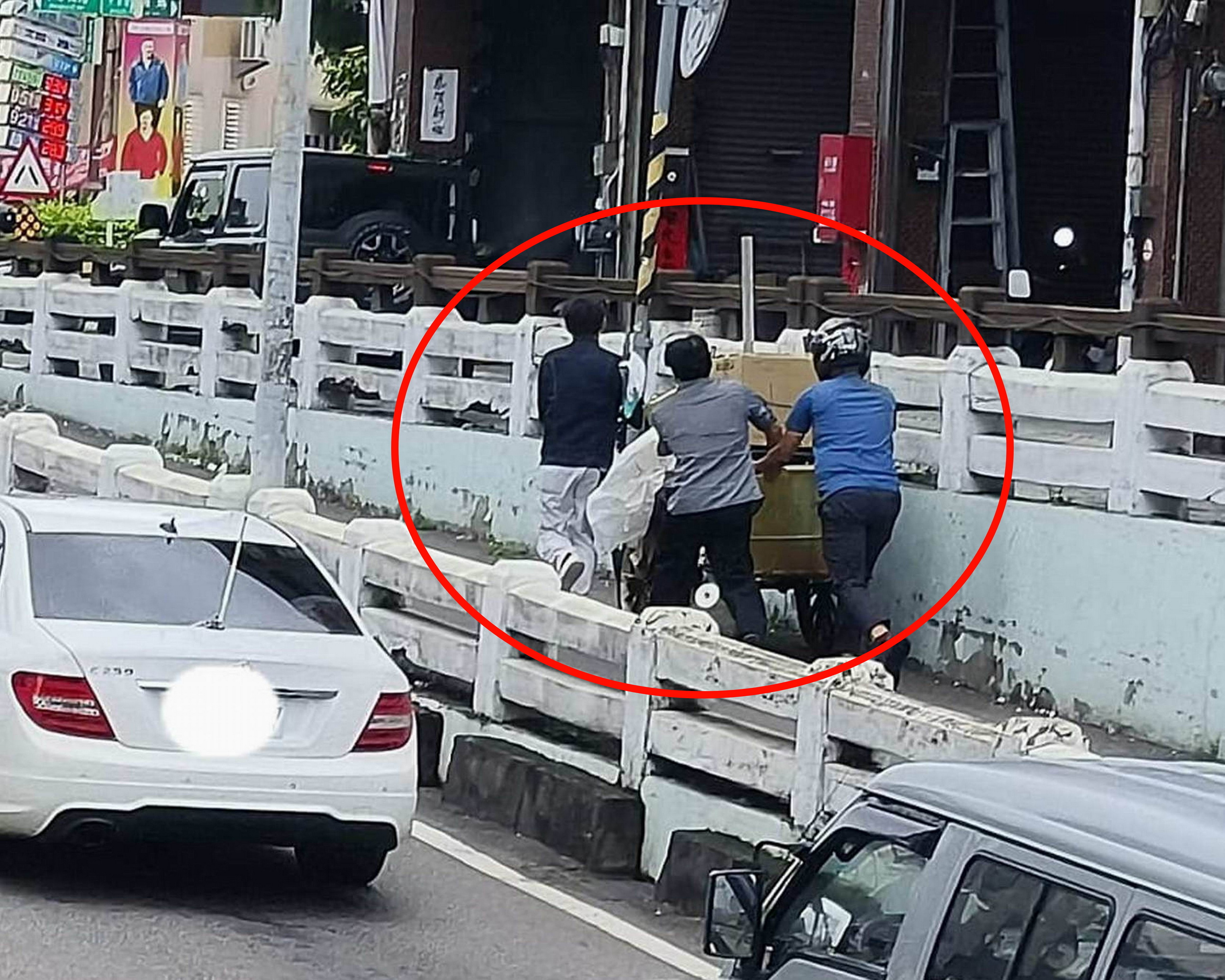 ▲一名老翁騎著滿載資源回收物的三輪車，卡在彰化市曉陽地下道的上坡路段，三名男子協助老翁在上坡路段推動三輪車脫困。（賴小姐提供）
