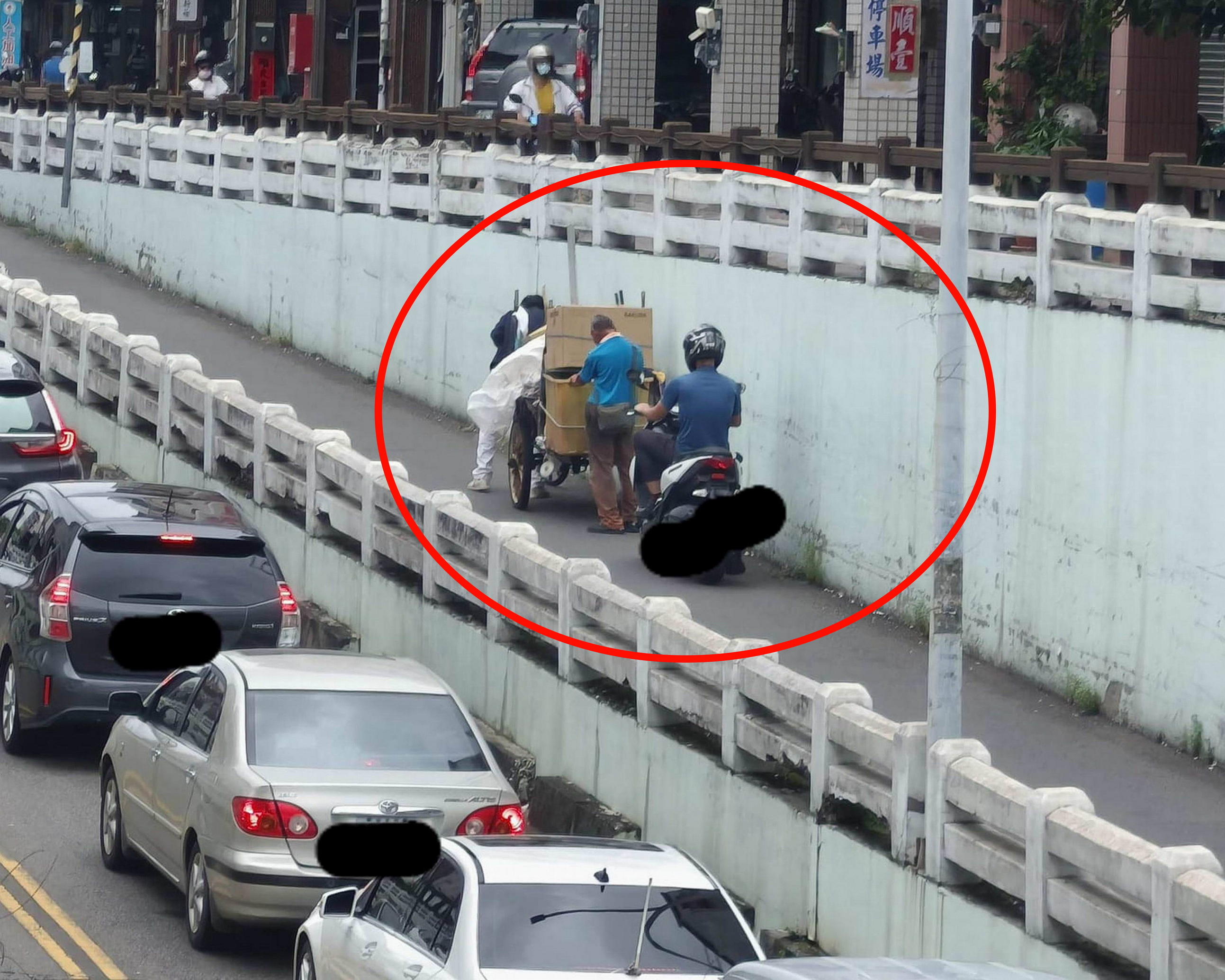 ▲一名老翁騎著滿載資源回收物的三輪車，卡在彰化市曉陽地下道的上坡路段，三名男子協助老翁在上坡路段推動三輪車脫困。（賴小姐提供）
