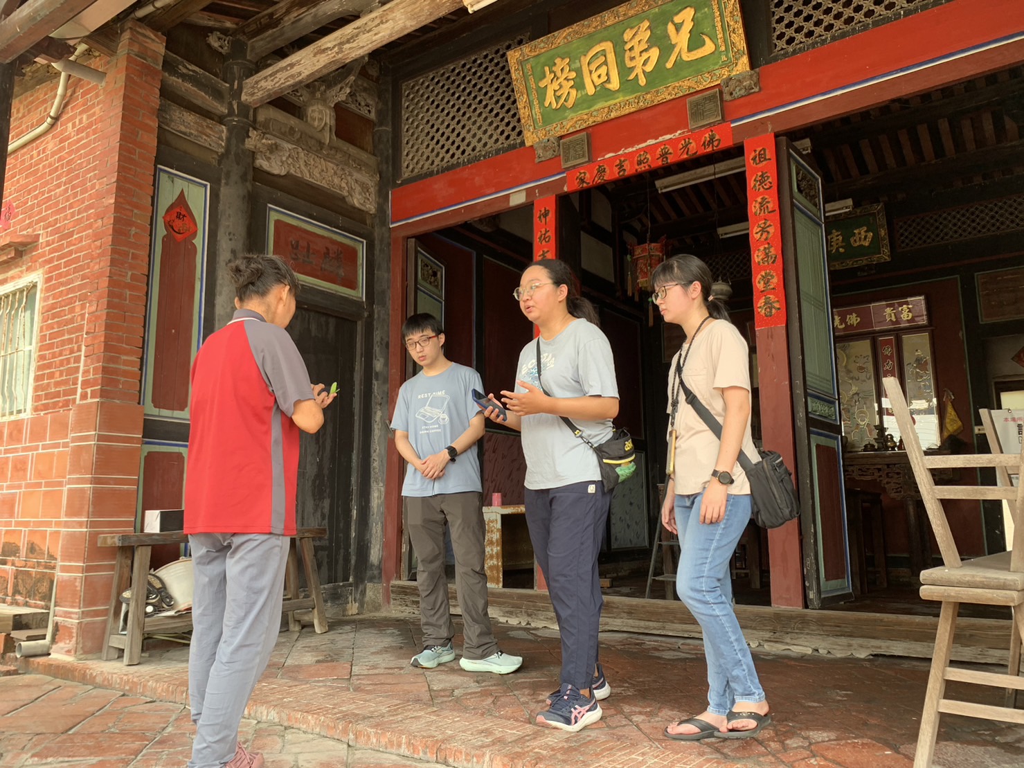 ▲大葉大學設計系的貢旗團隊收集文史資料。（記者張溎壕攝）