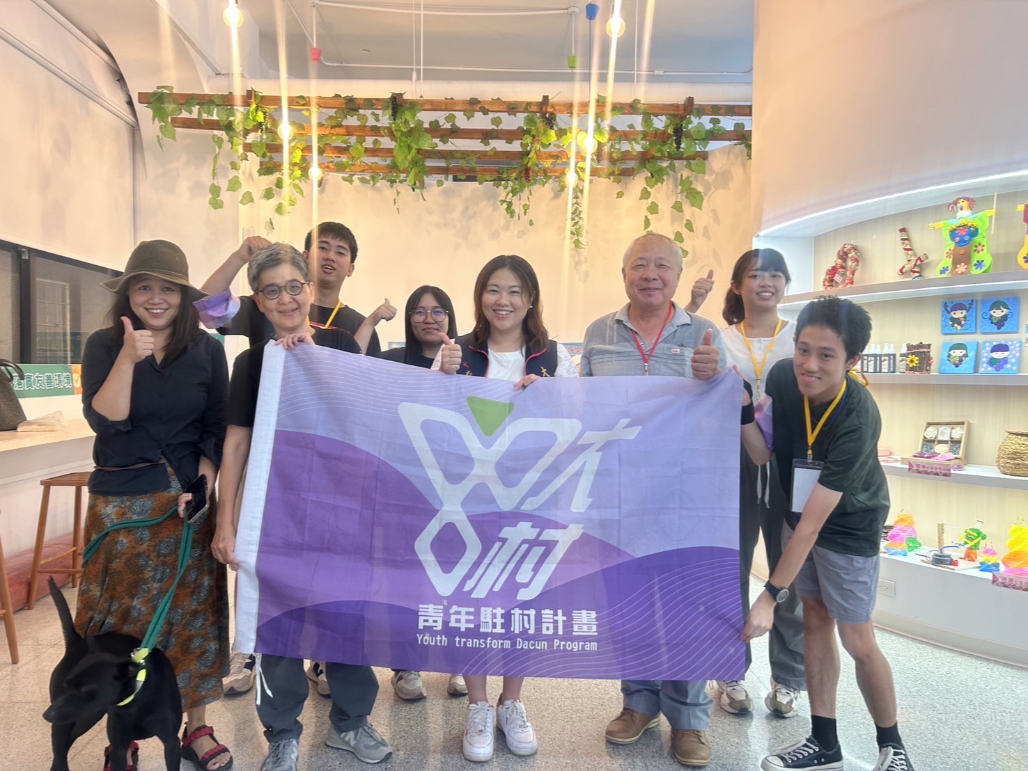 ▲過溝社區授旗給大葉大學設計系師生。（記者張溎壕攝）