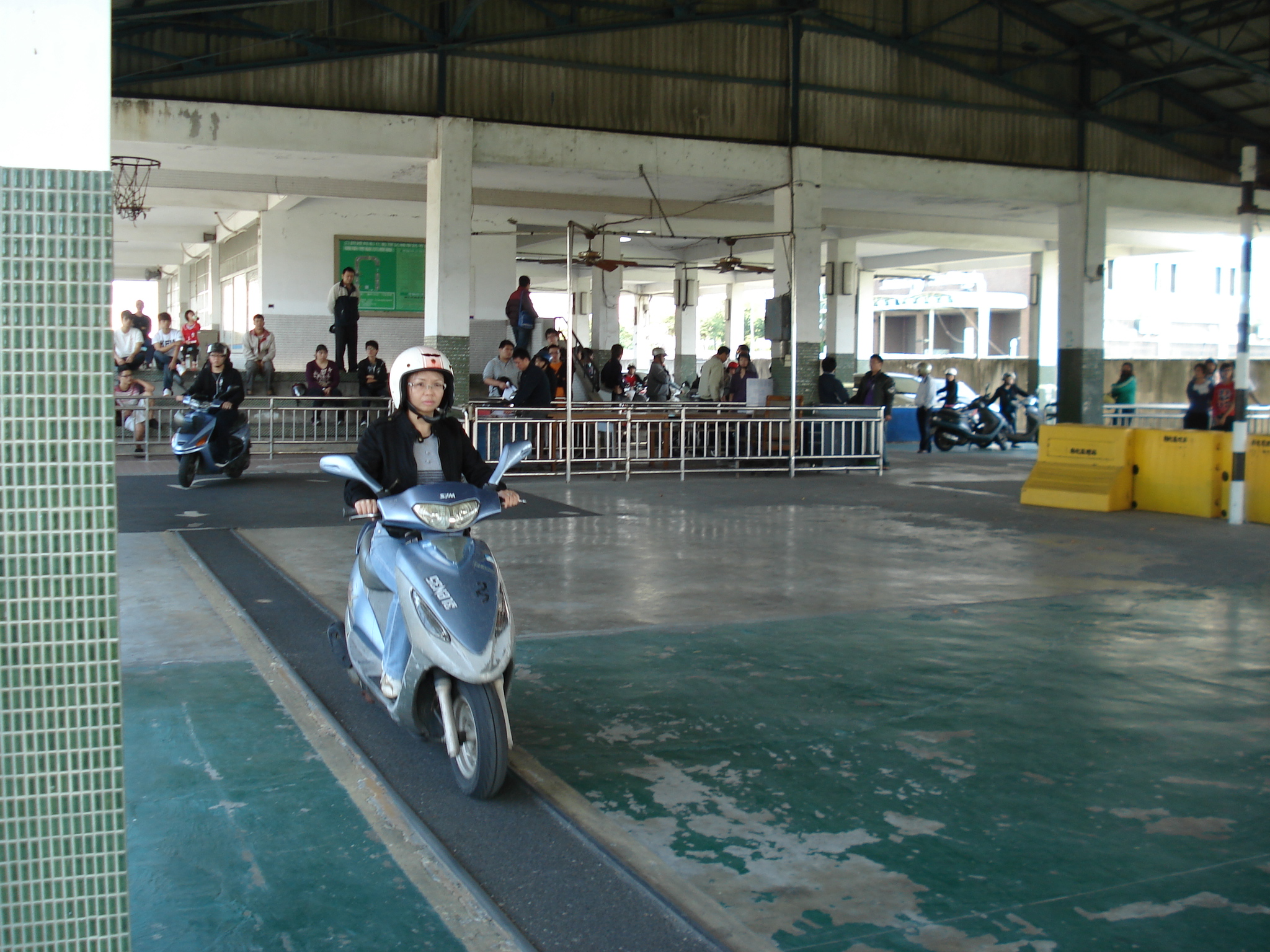 ▲彰化縣環保局今年持續推出新購及換購電動機車補助方案,同時進一步推廣「機車定檢e化通知服務」。(記者張溎壕攝)