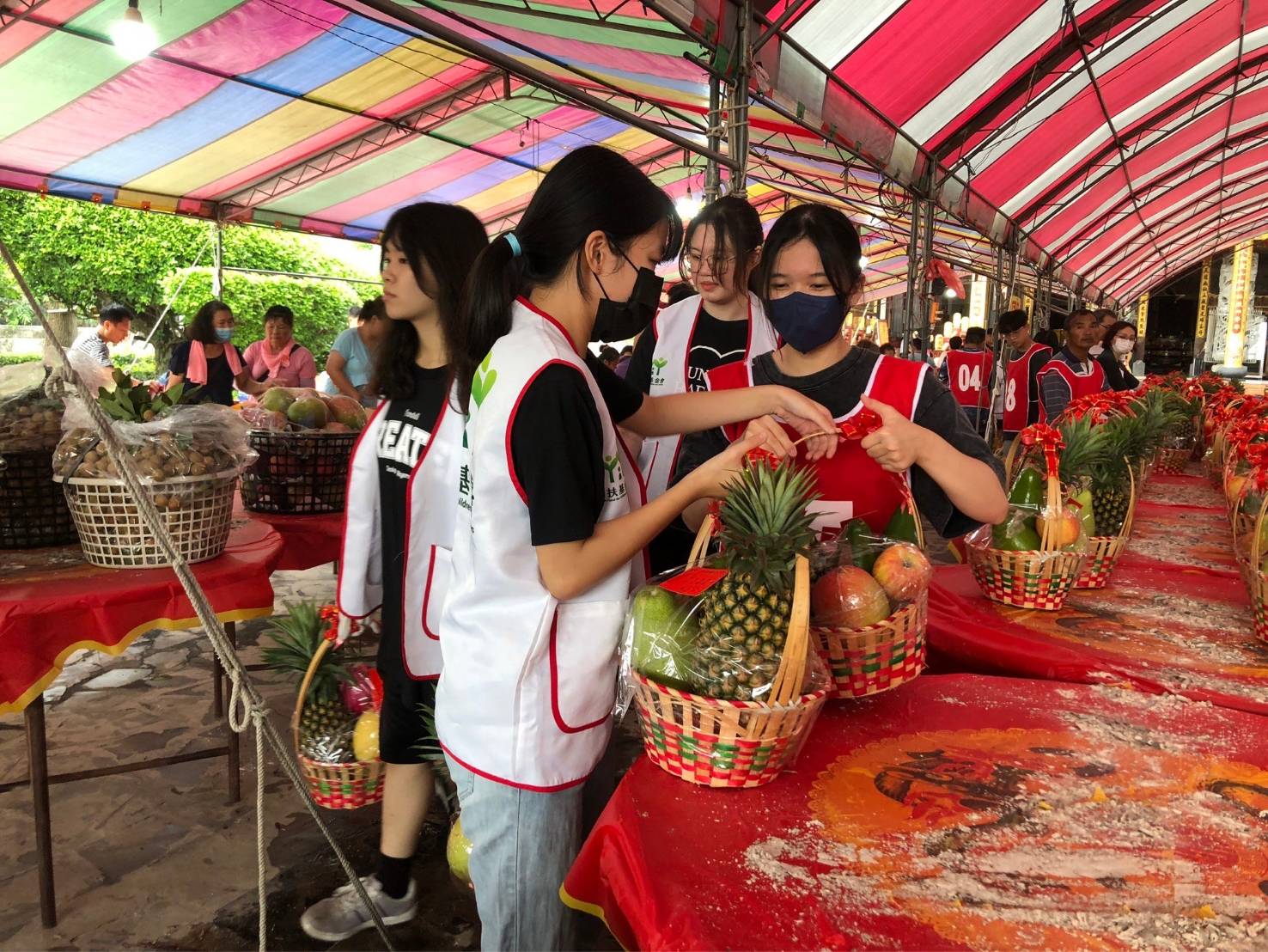 ▲二林天人宮舉行中元節普渡法會，家扶中心獲得了來自天人宮的10萬元扶幼捐款、176桌普渡供品、5700公斤白米以及80組水果籃。（記者張溎壕攝）