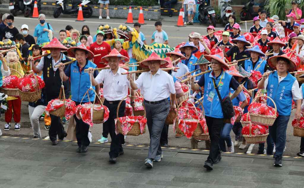 ▲「義魄千秋-2024全國義民祭在新竹縣」啟動儀式,由石光祭典區各里里民,以《擔擔相傳.代代傳》創意方式挑擔進場。(新竹縣政府提供)