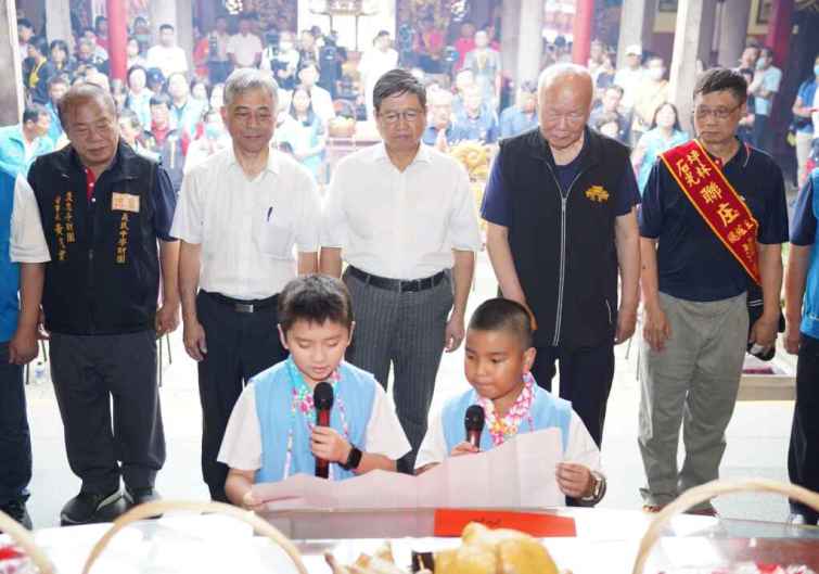 ▲持續培訓祭典區學童擔任義民祭典「祝禱生」及「禮生」等，讓客語更融入生活中，期望客語及客家信仰向下扎根。（新竹縣政府提供）