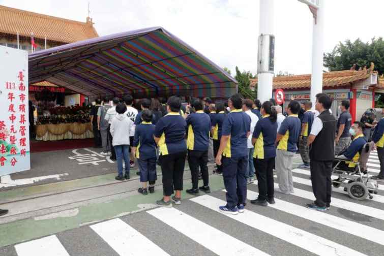 ▲法會依往例以不鋪張、不浪費為原則，全體員工以充滿虔誠心意，備鮮花素果等祭品供奉四方諸神及祭拜好兄弟，祈求殯葬業務推動順遂。（臺南市政府提供）