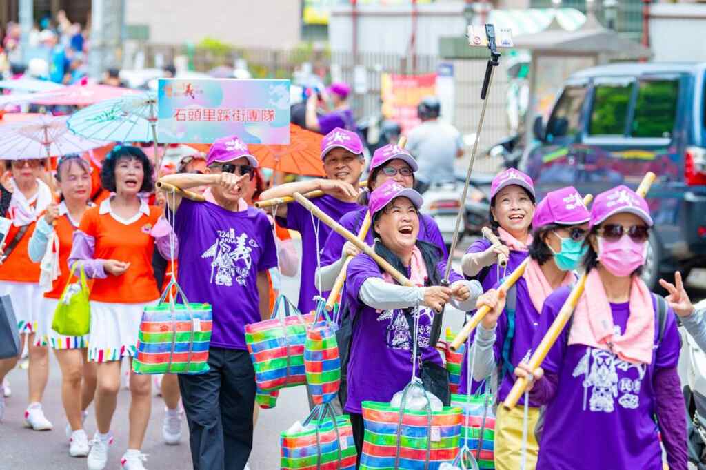 ▲2024桃園客家義民祭由7個輪值里與市民親子團共同挑擔奉飯創意踩街。(桃園市政府提供)