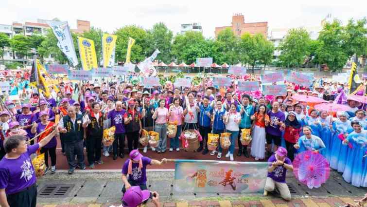 ▲桃園市長張善政前往中壢區，出席「2024桃園客家義民祭—挑擔踩街活動」，藉此紀念義勇軍的英勇事蹟，並傳承客家先民愛護鄉土的精神。（桃園市政府提供）