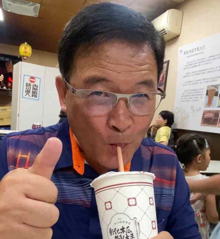▲邱建富強調，彰化木瓜牛乳跟其他人不同的地方就是特別醇厚香濃，所以蔡英文總統與賴清德總統到現在還是念念不忘。（記者林明佑攝）