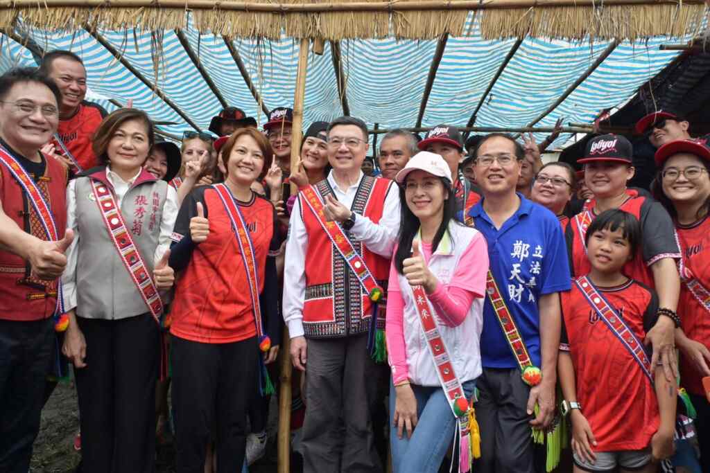 ▲行政院長卓榮泰實現「搭火車到花蓮」承諾,親身感受部落慶豐年的歡樂氣氛,以及原住民族傳統文化的生命力,展現政府對原住民族文化及國內體育發展的重視。(新傳處提供)