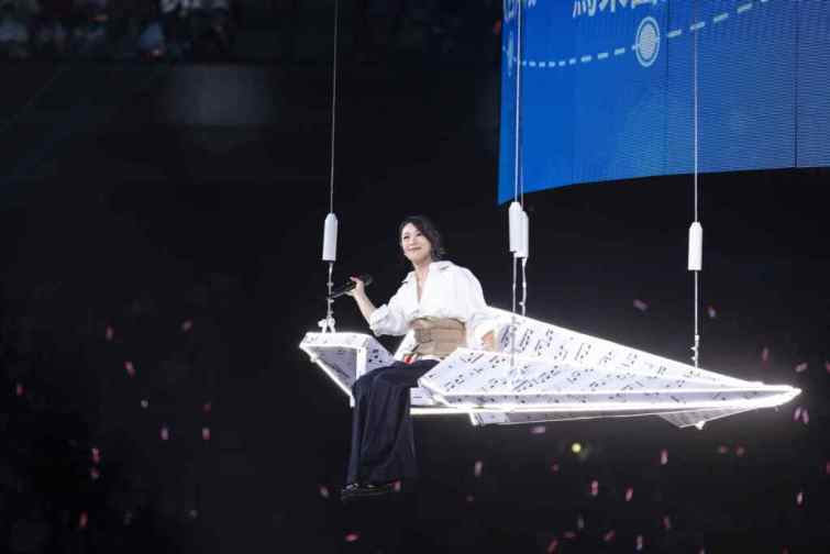 ▲劉若英音符紙飛機環繞。（相信音樂提供）