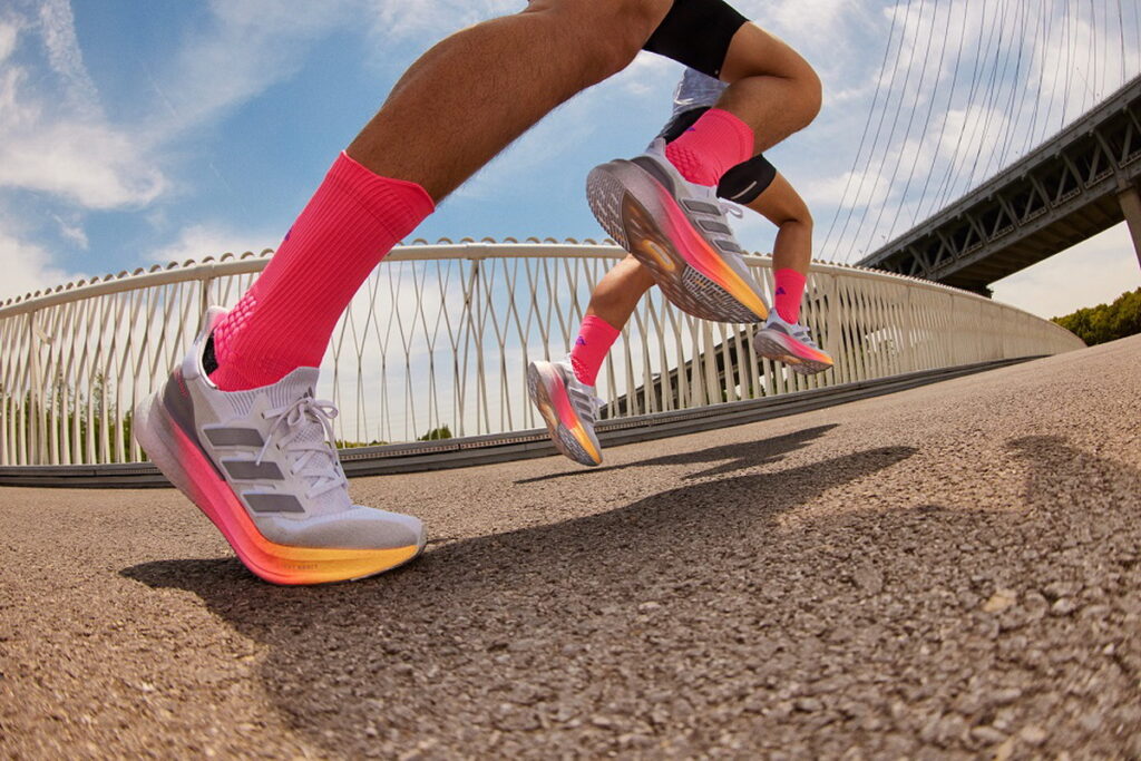 adidas ULTRABOOST 5搭載輕量LIGHT BOOST_中底科技，在腳跟和前掌區域泡棉增加了9毫米，提供更卓越的緩震與舒適感受。