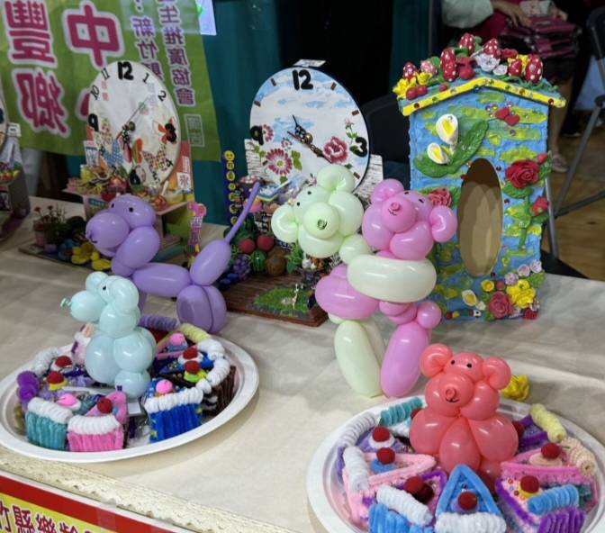 祖父母節樂齡學習中心成果展,充滿童趣,返老還童。(圖/記者黃溎芬翻攝)