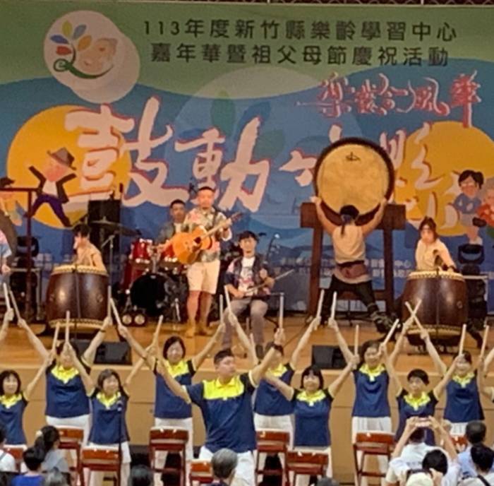 樂齡風華鼓動竹縣磅礡登場,太鼓課程主題展演秀。(圖/記者黃溎芬翻攝)