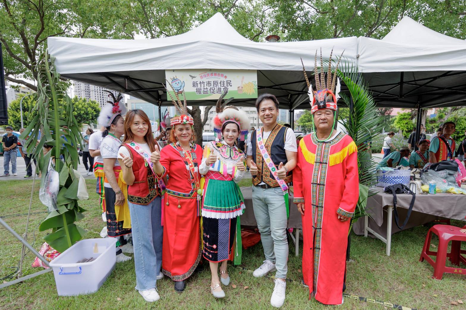 年度盛會原住民聯合祭典，邱臣遠代理市長與林慈愛議員，與民眾齊跳大會舞同歡。（圖/記者黃溎芬翻攝）