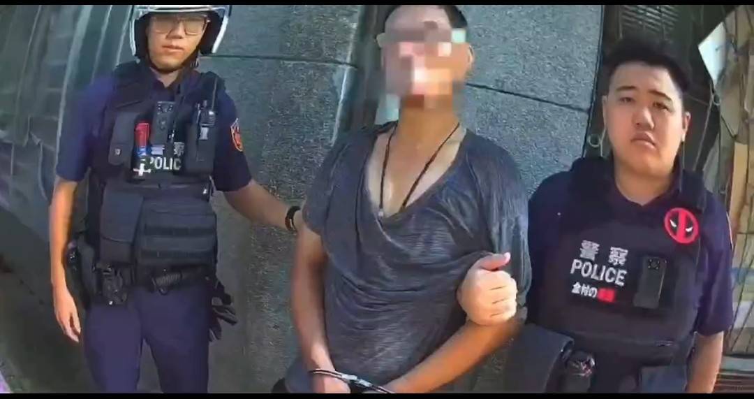 朱姓男子(46歲)手法俐落地竊取電纜線,警方聯合現場承包商當場逮捕,全案依法依刑法竊盜罪嫌移送地檢署偵辦。(記者 黃荷琇翻攝)